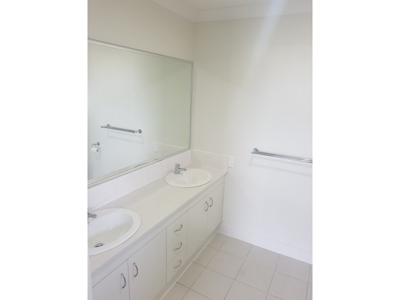 1/5 Gooloowan Circuit, Brassall QLD 4305