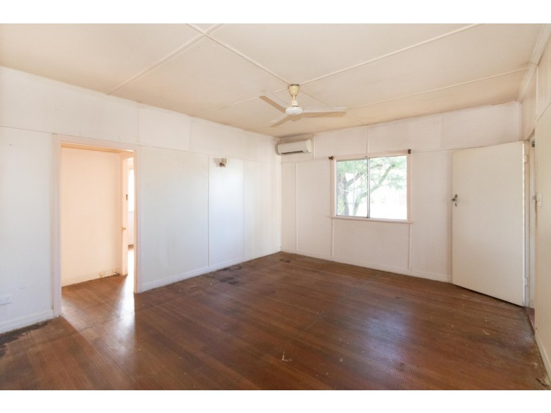 137 South Station Road, Silkstone QLD 4304