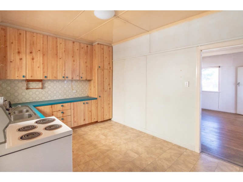 137 South Station Road, Silkstone QLD 4304