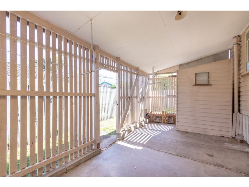 137 South Station Road, Silkstone QLD 4304