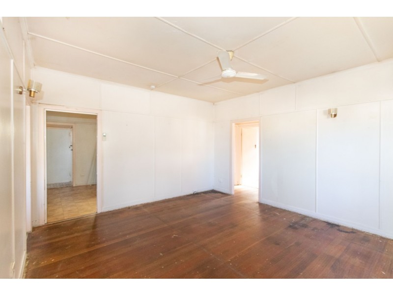 137 South Station Road, Silkstone QLD 4304
