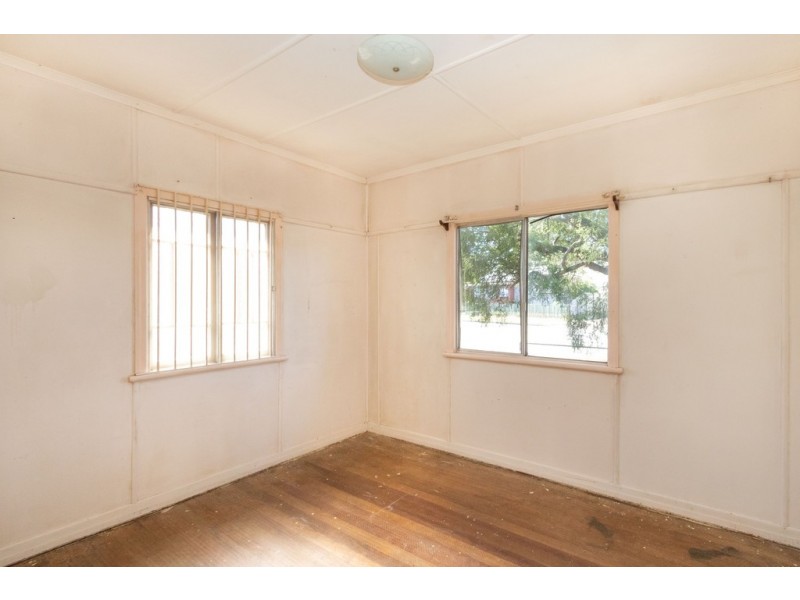 137 South Station Road, Silkstone QLD 4304