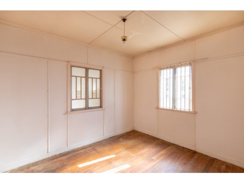 137 South Station Road, Silkstone QLD 4304