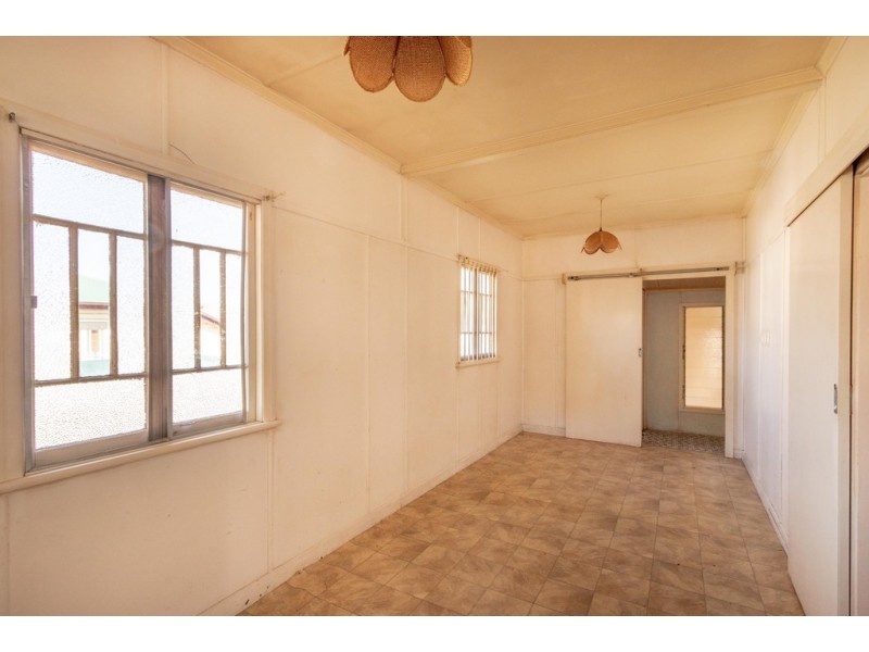 137 South Station Road, Silkstone QLD 4304