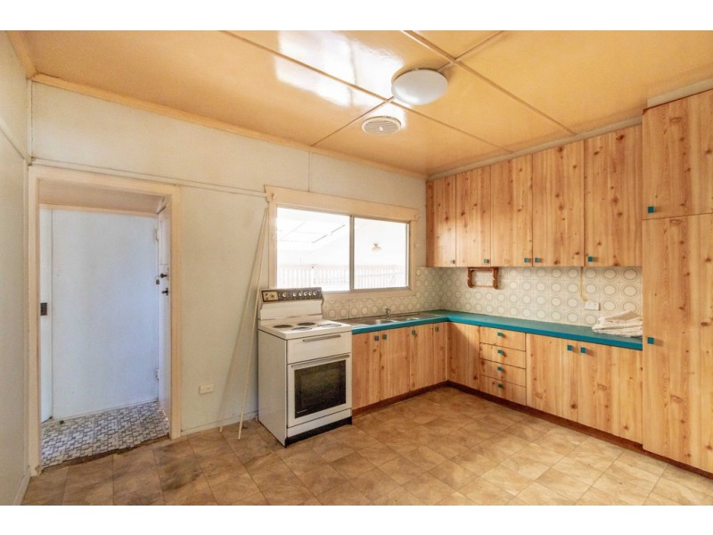 137 South Station Road, Silkstone QLD 4304