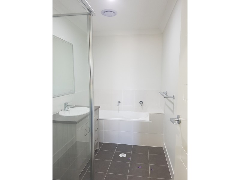 1/1 Gooloowan Circuit, Brassall QLD 4305