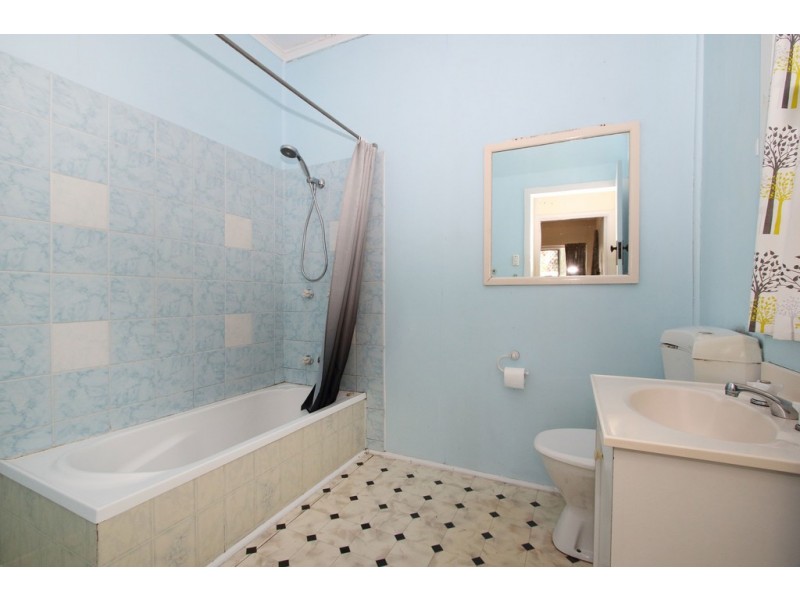 8 Barker Street, Ipswich QLD 4305