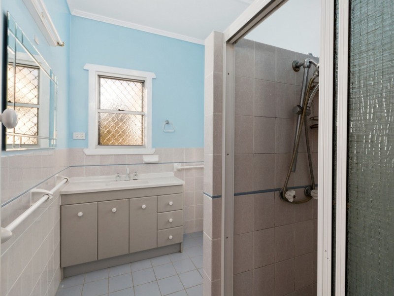 2A Sinclair Street, Newtown QLD 4305