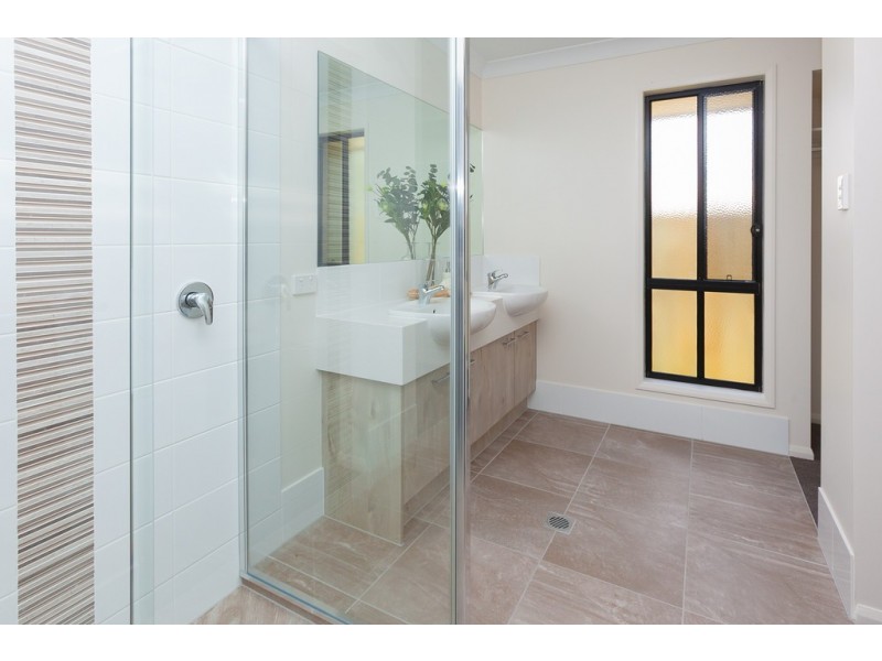 11 JOHN ST, Walloon QLD 4306