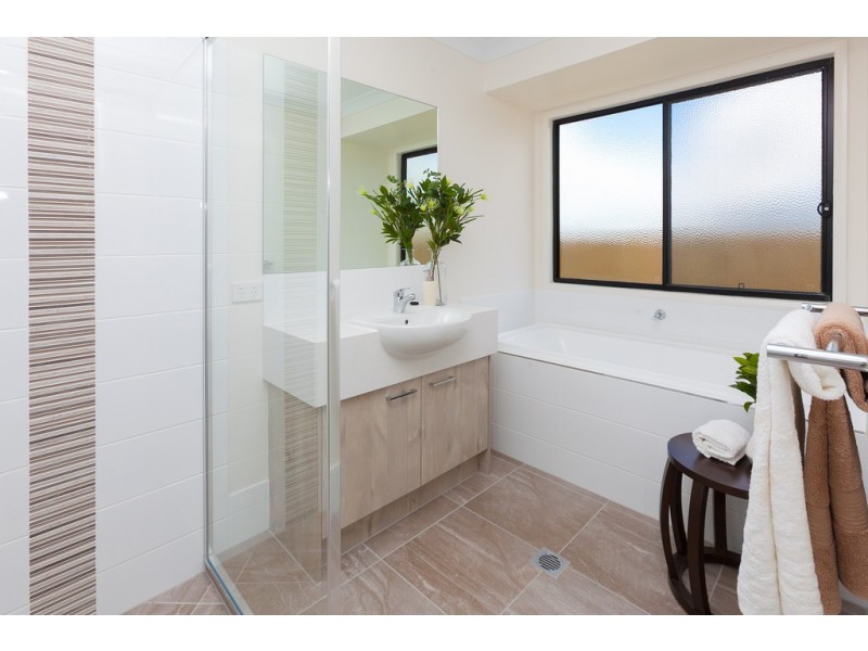 11 JOHN ST, Walloon QLD 4306