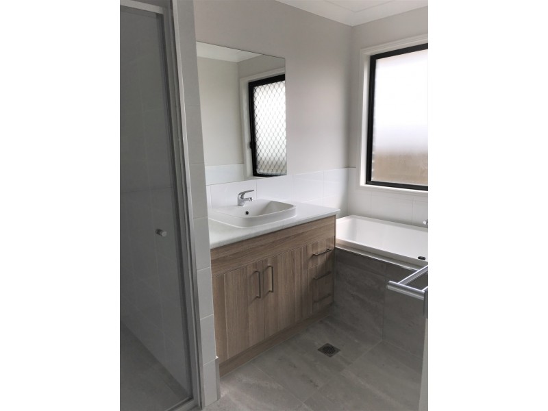 1/12 reaside rd, Walloon QLD 4306