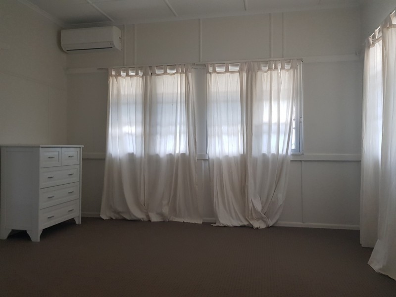 3 Robertson Road, Eastern Heights QLD 4305
