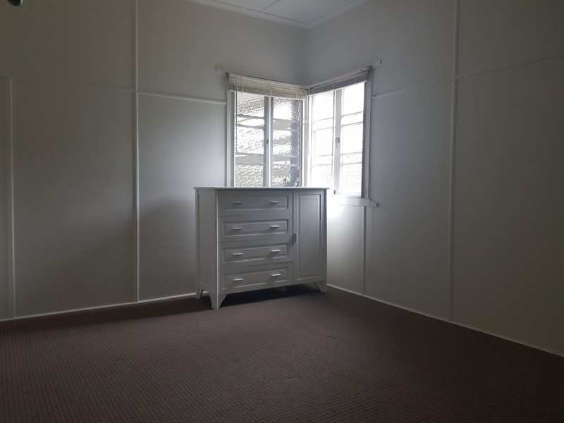 3 Robertson Road, Eastern Heights QLD 4305