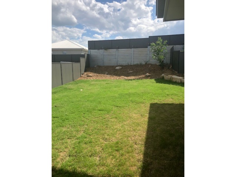 1/10 Gooloowan Circuit, Brassall QLD 4305
