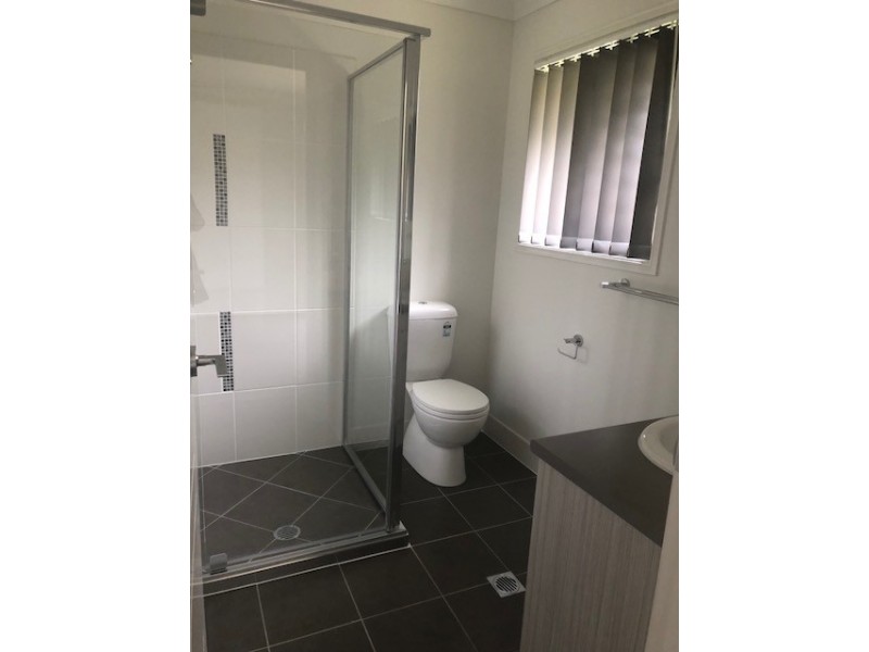 1/10 Gooloowan Circuit, Brassall QLD 4305