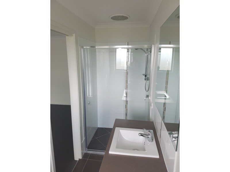 2/7 Essington Mews, Leichhardt QLD 4305