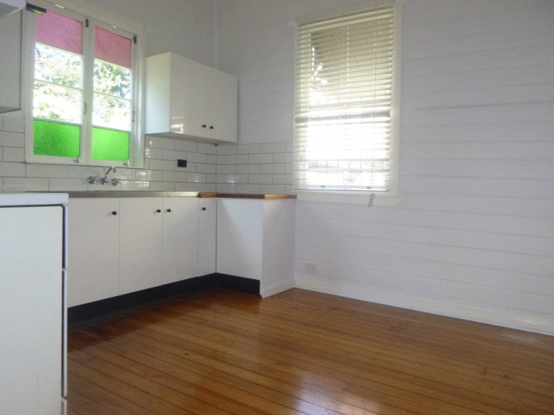 8 Darling Street East, Ipswich QLD 4305