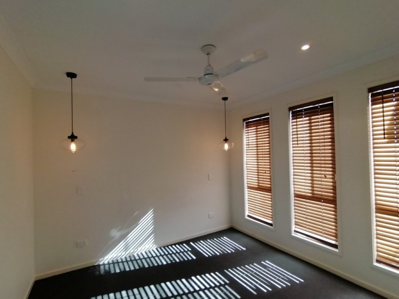 10 Bowerbird Street, Deebing Heights QLD 4306