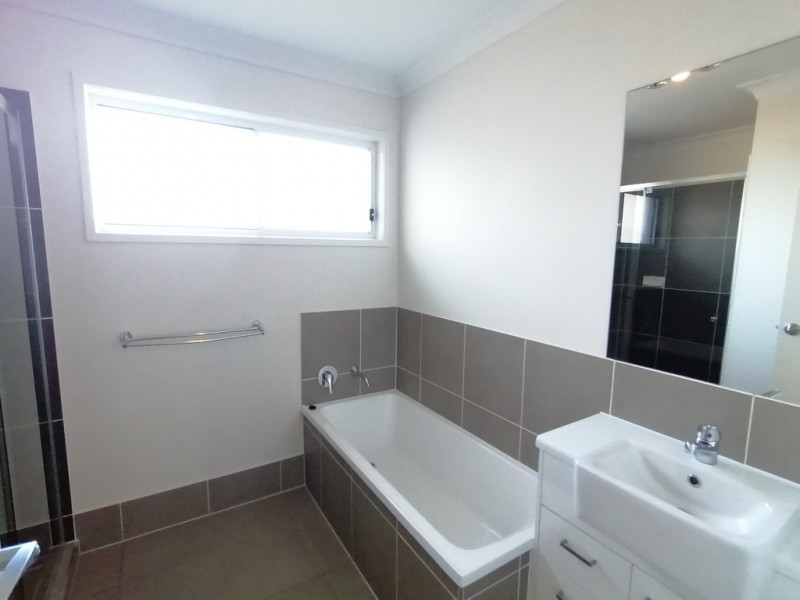 10 Bowerbird Street, Deebing Heights QLD 4306