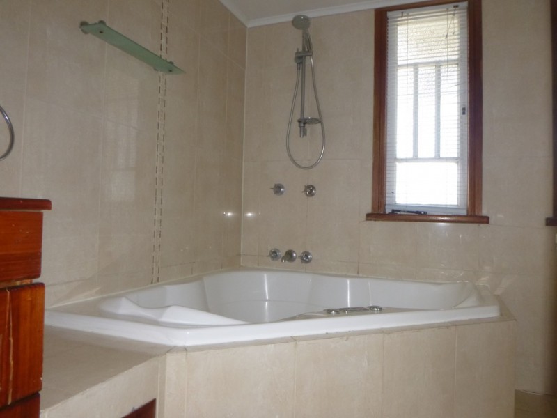 8 Joffre Street, Booval QLD 4304