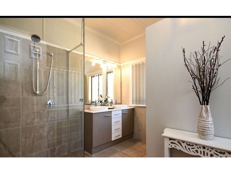 8 Railway Street, East Ipswich QLD 4305