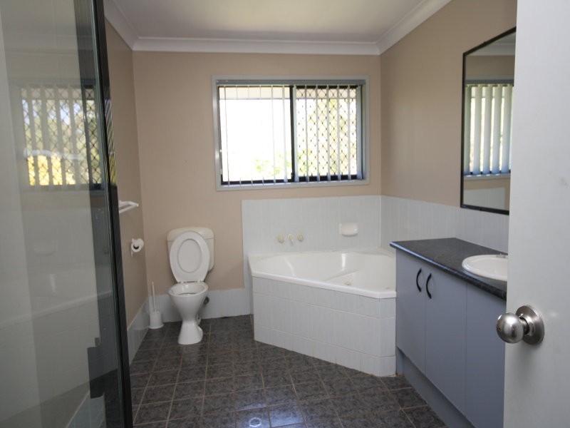 20 York Court, Mount Hallen QLD 4312