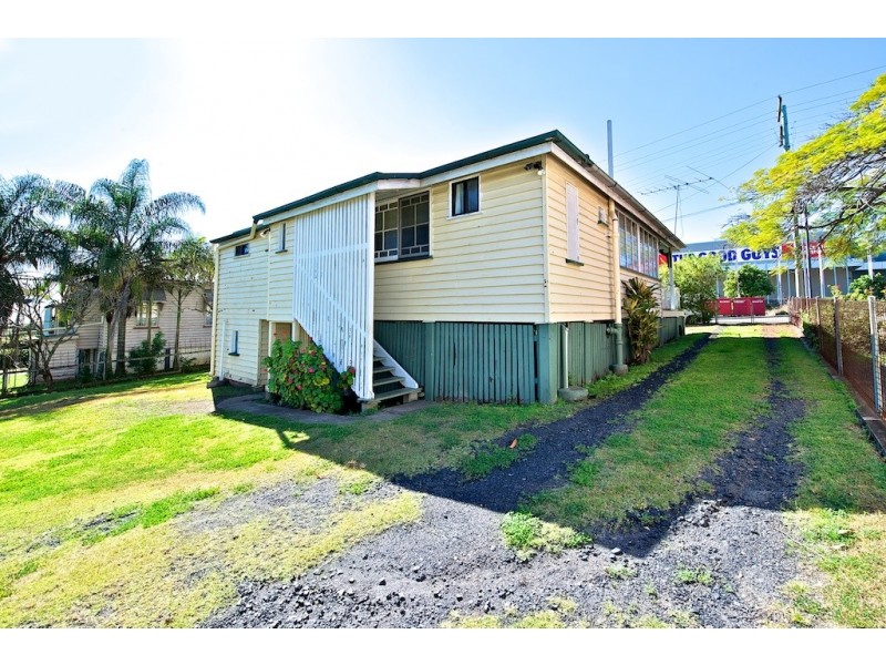 4 Dudleigh Street, Booval QLD 4304