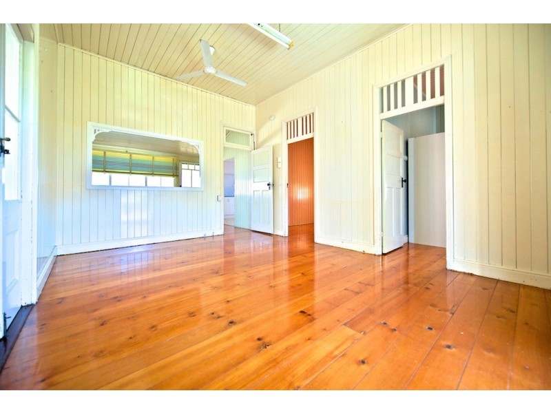4 Dudleigh Street, Booval QLD 4304