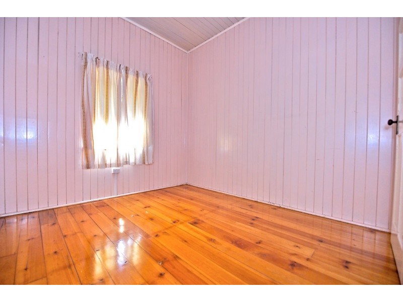 4 Dudleigh Street, Booval QLD 4304