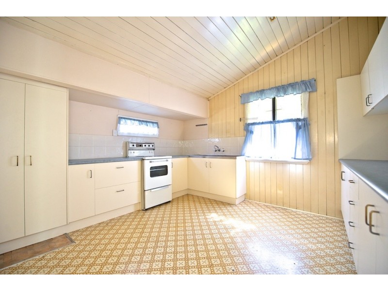 4 Dudleigh Street, Booval QLD 4304