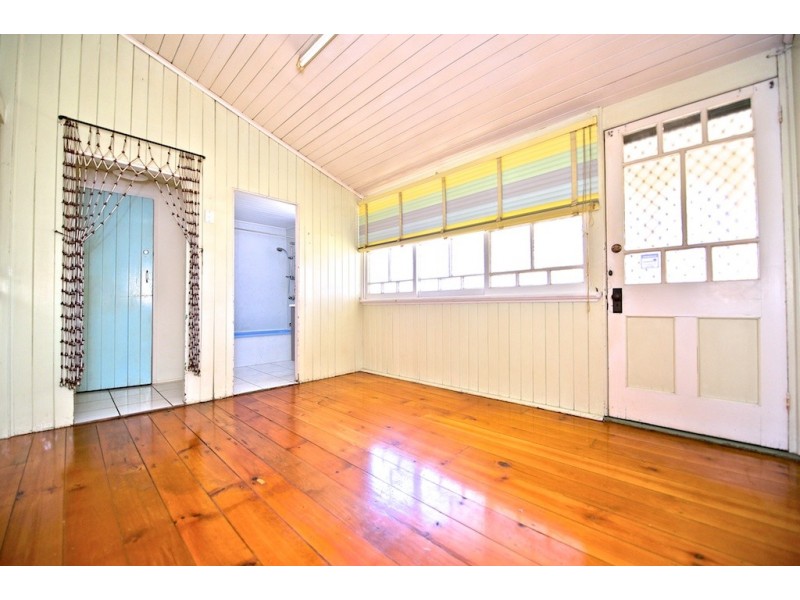 4 Dudleigh Street, Booval QLD 4304