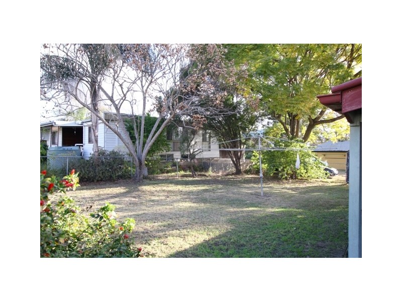 25 Clifton Street, Booval QLD 4304