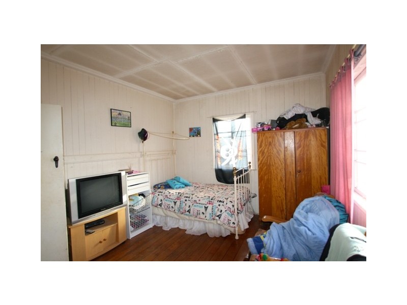 25 Clifton Street, Booval QLD 4304