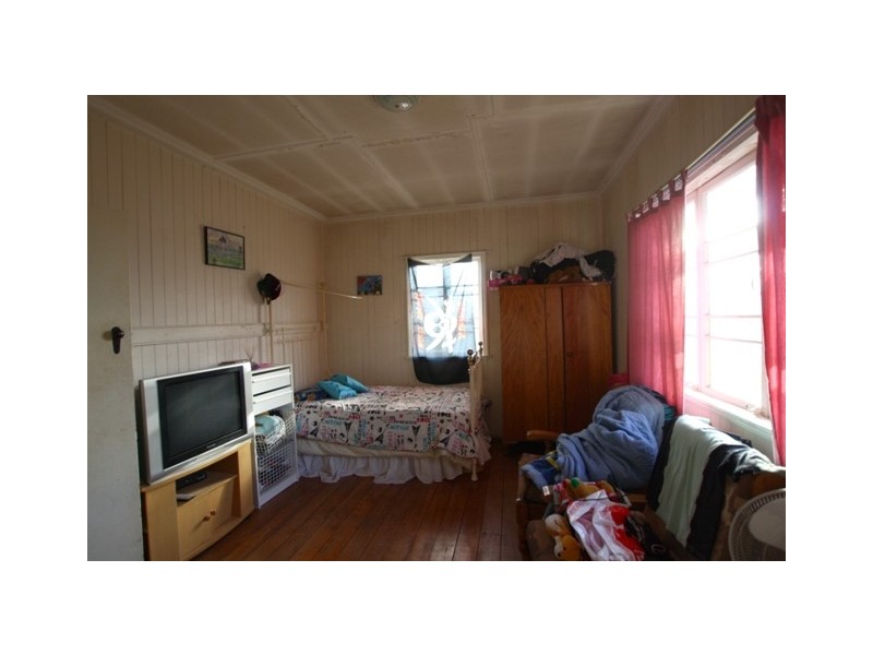 25 Clifton Street, Booval QLD 4304