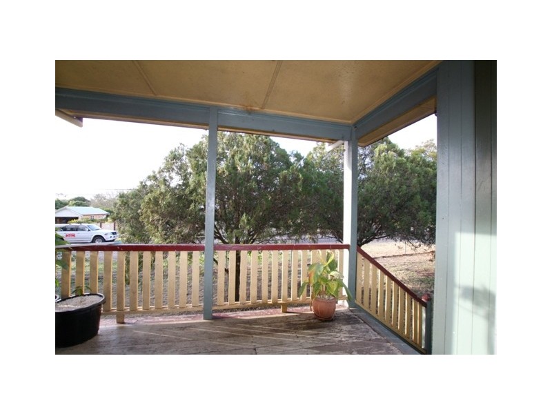 25 Clifton Street, Booval QLD 4304