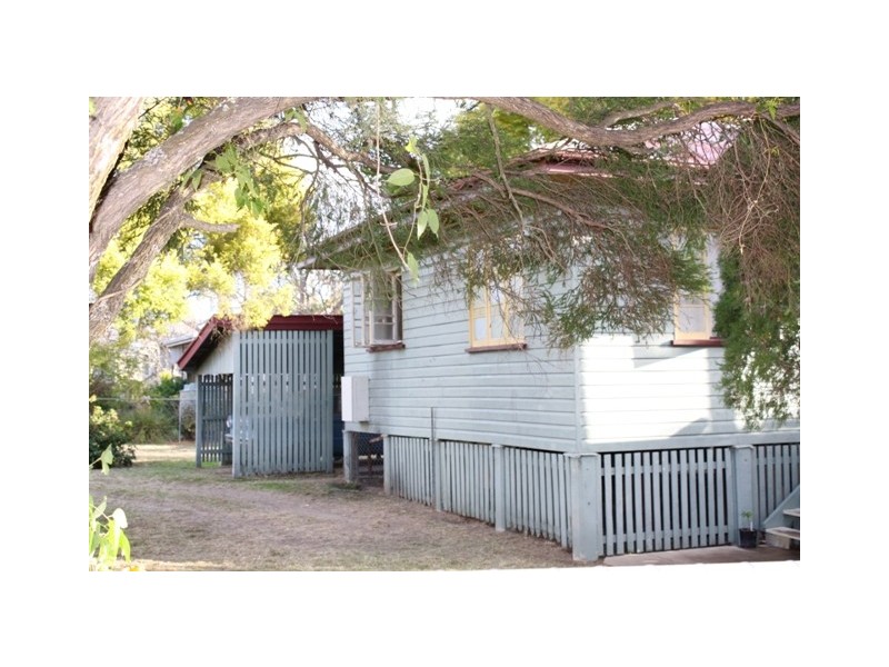 25 Clifton Street, Booval QLD 4304