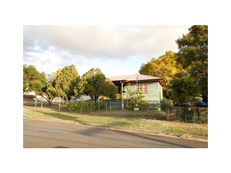 25 Clifton Street, Booval QLD 4304