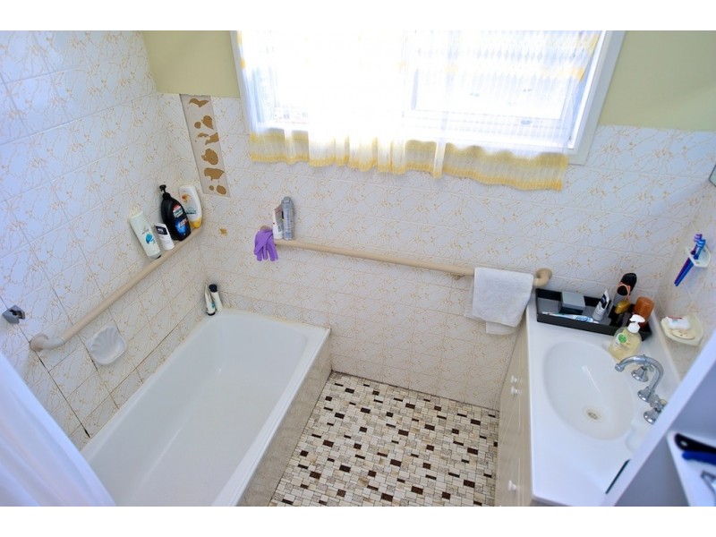 4 OLIVE STREET, Flinders View QLD 4305