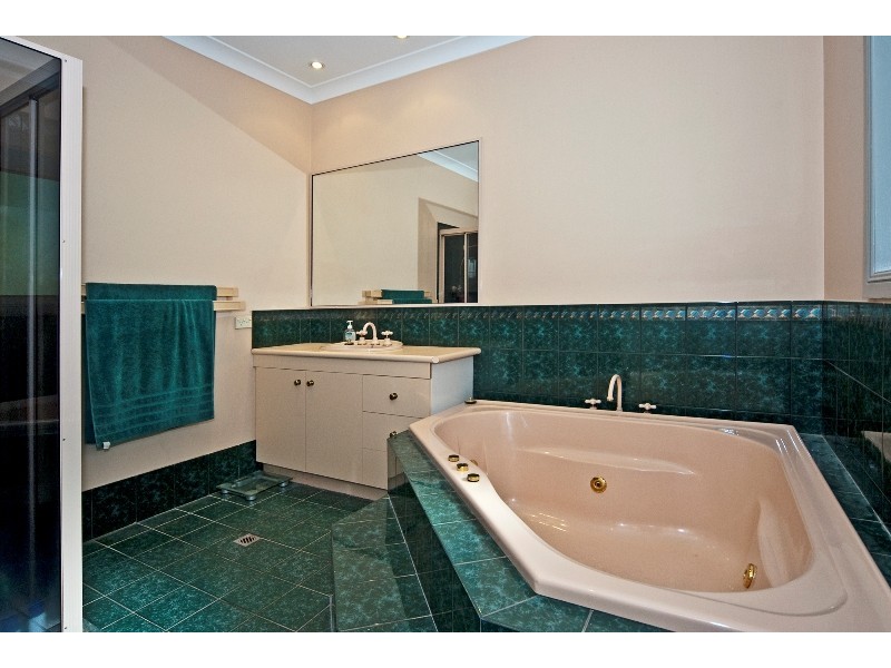 7  Gabbinbar Court, Pine Mountain QLD 4306