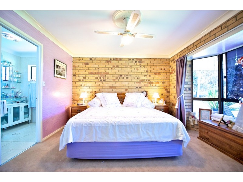97 Theuerkaufs Rd, Fairney View QLD 4306
