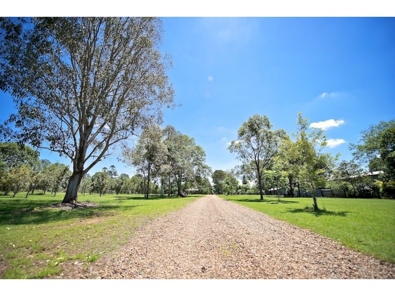 97 Theuerkaufs Rd, Fairney View QLD 4306