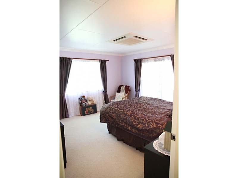 15 Wybalena Road, Pine Mountain QLD 4306