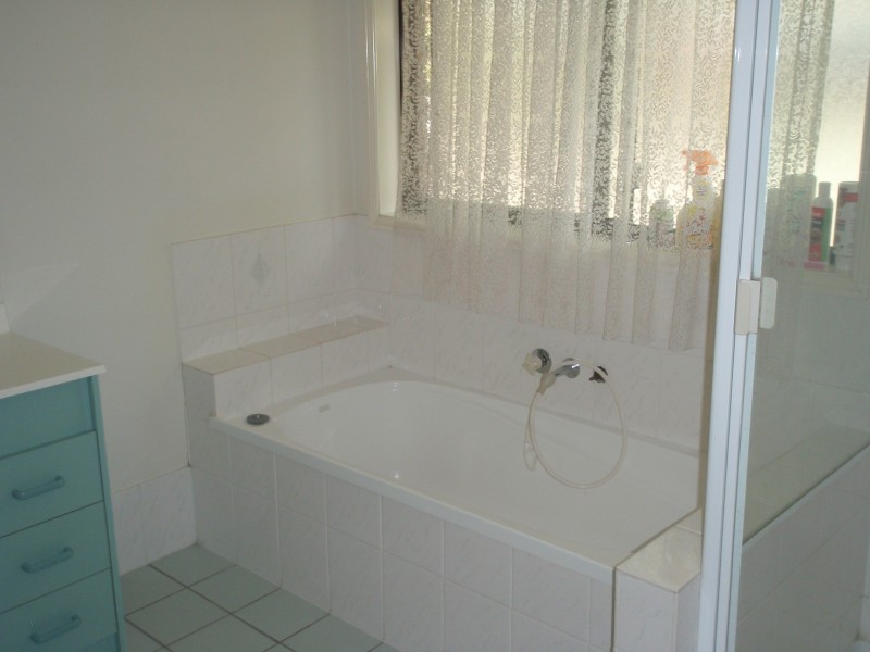 4 Dianthus Place, Flinders View QLD 4305