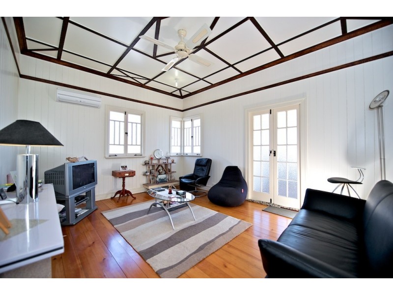 30 Daniel St, Lowood QLD 4311