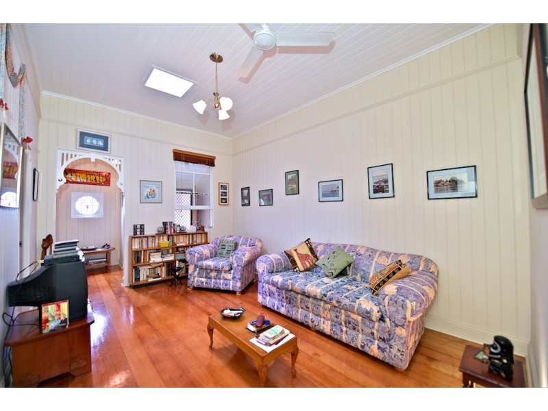 16 Pryde St, Lowood QLD 4311