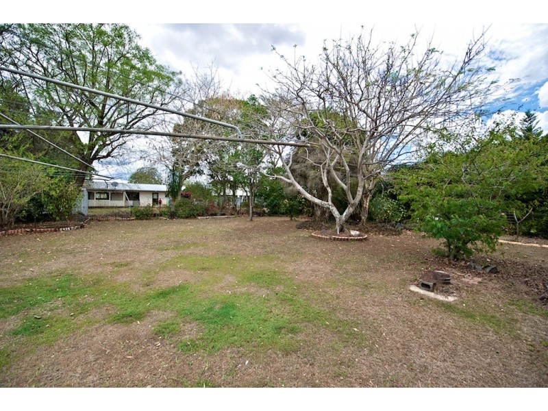 16 Pryde St, Lowood QLD 4311