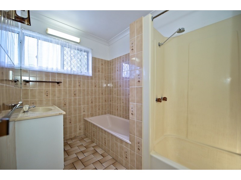 91 Robertson Road, Raceview QLD 4305