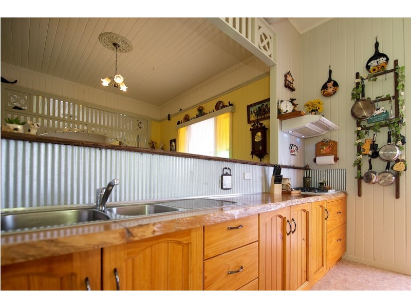 18 Saxelby Rd, Lowood QLD 4311