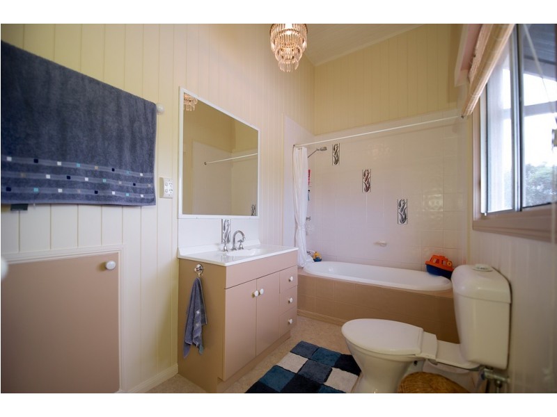 18 Saxelby Rd, Lowood QLD 4311