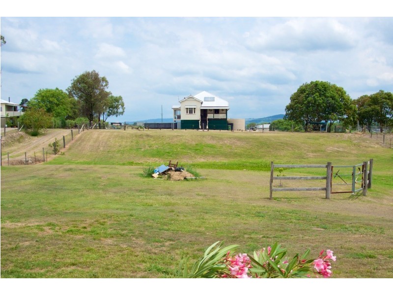 18 Saxelby Rd, Lowood QLD 4311